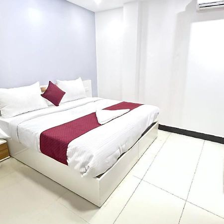 Modern Town Hotel New Delhi Bagian luar foto