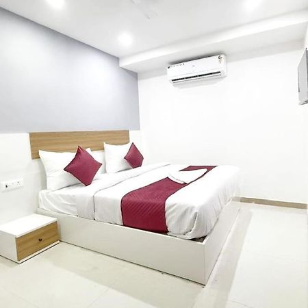 Modern Town Hotel New Delhi Bagian luar foto