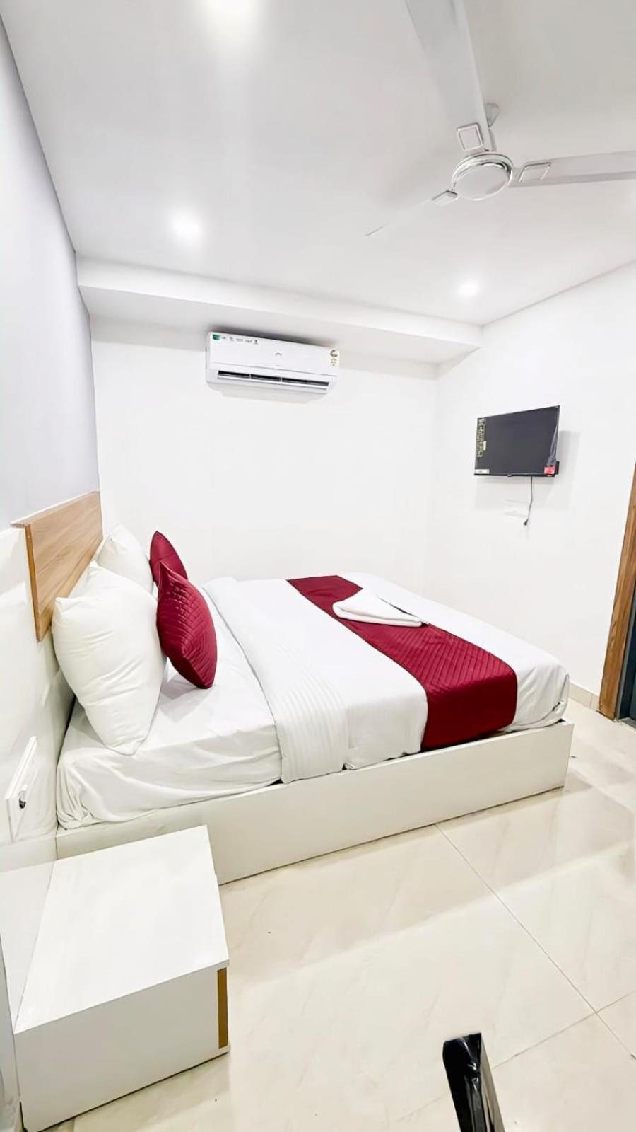 Modern Town Hotel New Delhi Bagian luar foto