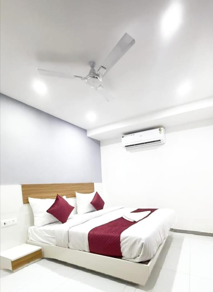 Modern Town Hotel New Delhi Bagian luar foto