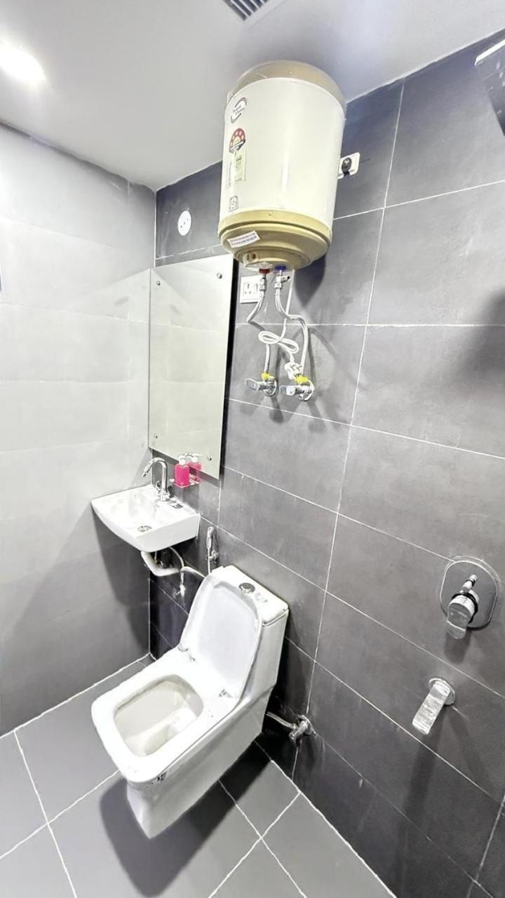 Modern Town Hotel New Delhi Bagian luar foto