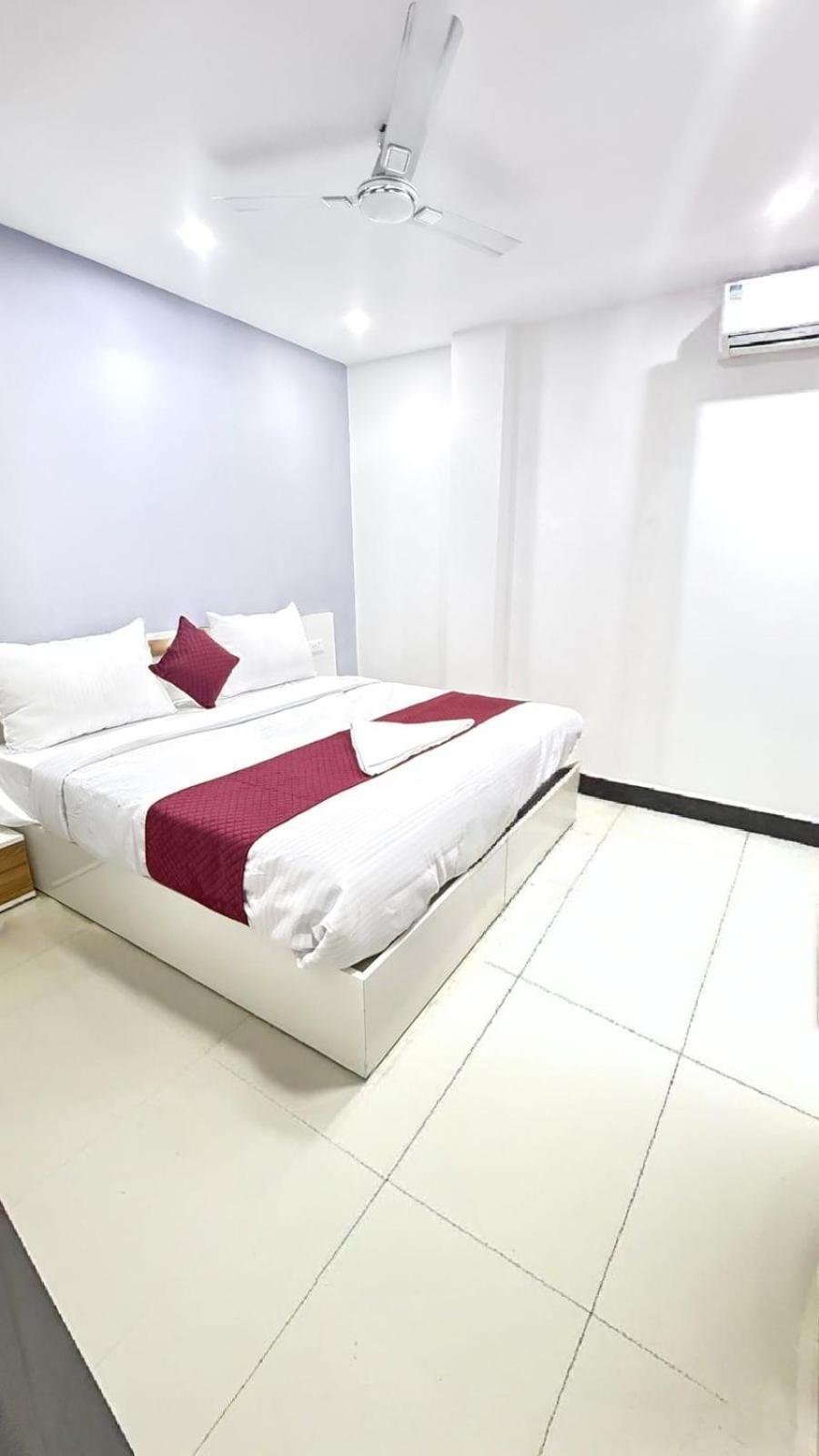 Modern Town Hotel New Delhi Bagian luar foto
