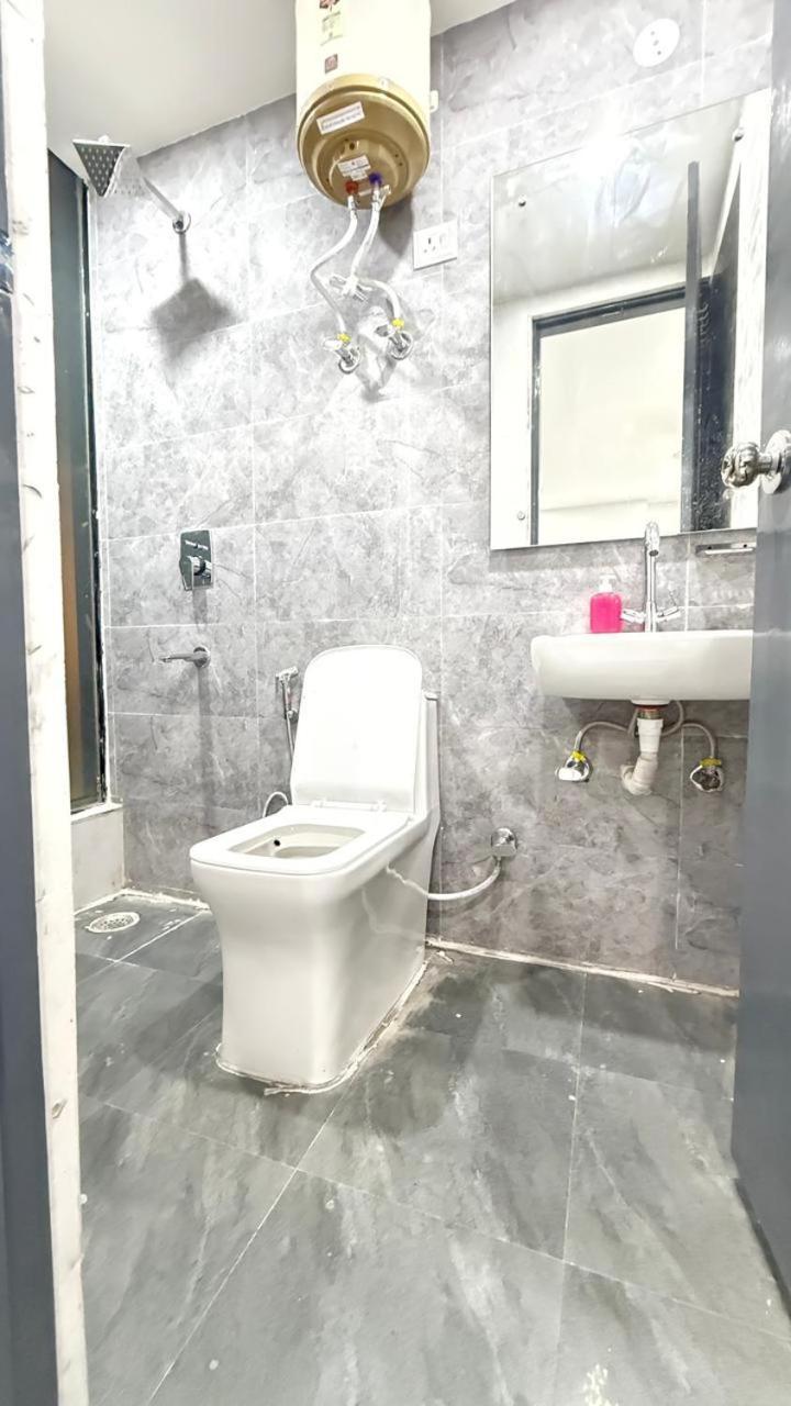 Modern Town Hotel New Delhi Bagian luar foto