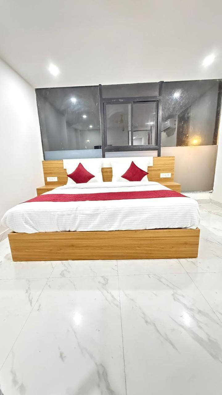 Modern Town Hotel New Delhi Bagian luar foto