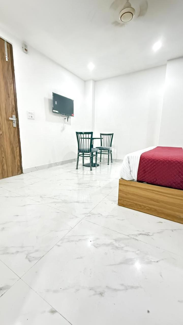 Modern Town Hotel New Delhi Bagian luar foto