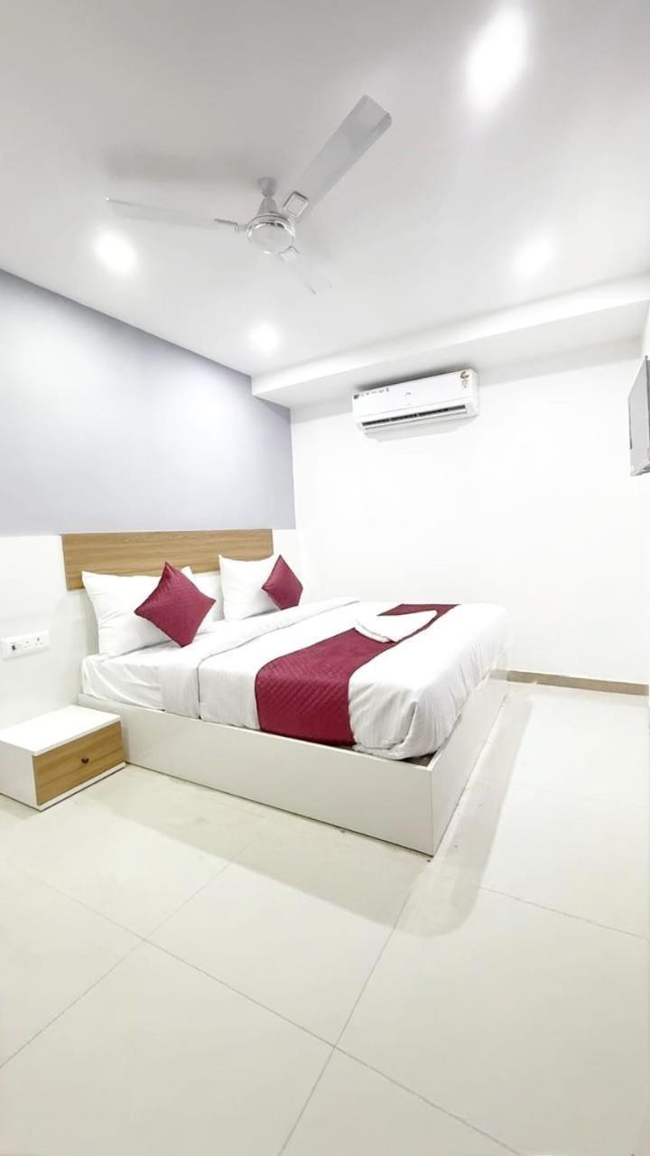 Modern Town Hotel New Delhi Bagian luar foto
